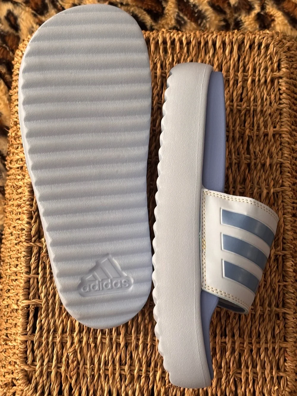 adidas women’s Slide Sandals in Light Blue and White Sz7